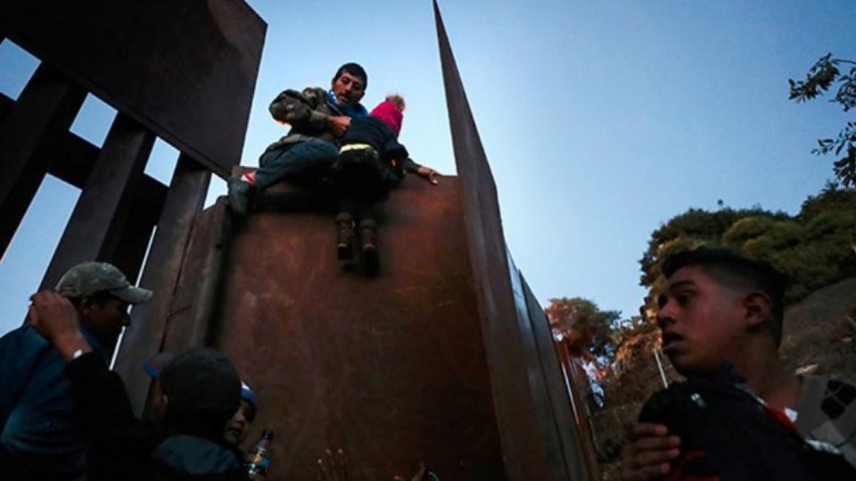 Honduraští migranti překonávají americké hranice